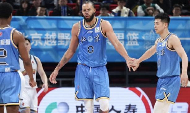 爱游戏体育-北京新援麦基组超级球队：保罗+布克+汤普森+詹姆斯+库里中锋