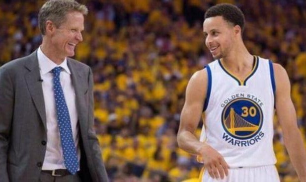 AIYOUXI-科尔：不能让库里一直持球 需要让所有人参与进攻