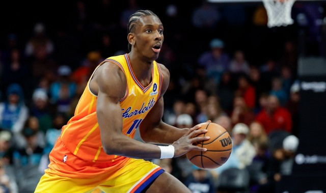 爱游戏APP-塞克斯顿：迪亚巴特是纯粹竞争者 对他充满信心他的拼劲感染全队