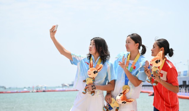 爱游戏APP-亚沙会 | 全天综合：18岁双姝“穿金戴银” 中国队包揽游跑两项金牌|李馨璇|陈奕静|武美田|宋佳媛|中国女队_新浪体育_新浪新闻