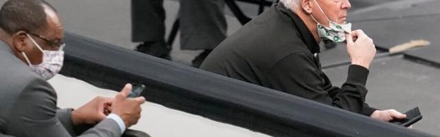 爱游戏APP-绿军防守为何严重下滑？安吉：赛季前球队缺少磨合