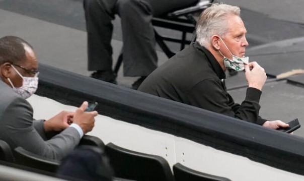 爱游戏APP-绿军防守为何严重下滑？安吉：赛季前球队缺少磨合