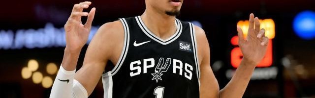 爱游戏体育-数据全面缩水 三分疯狂打铁！二年级的文班撞墙了？