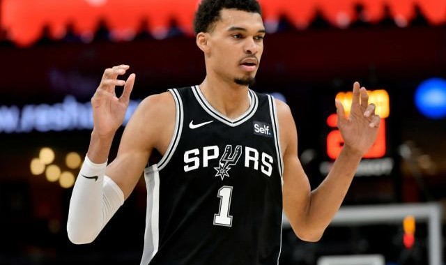 爱游戏体育-数据全面缩水 三分疯狂打铁！二年级的文班撞墙了？