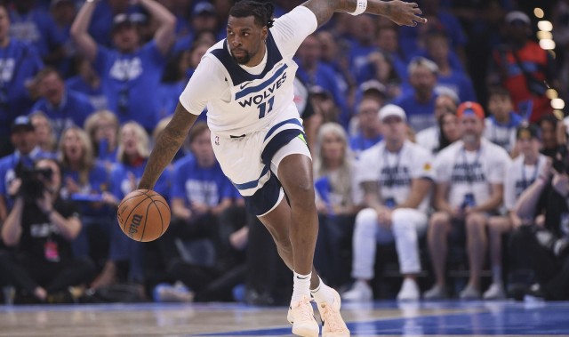 AIYOUXI-初露獠牙！里德正面突破双手暴扣 随后麦克丹尼尔斯反击空接再扣